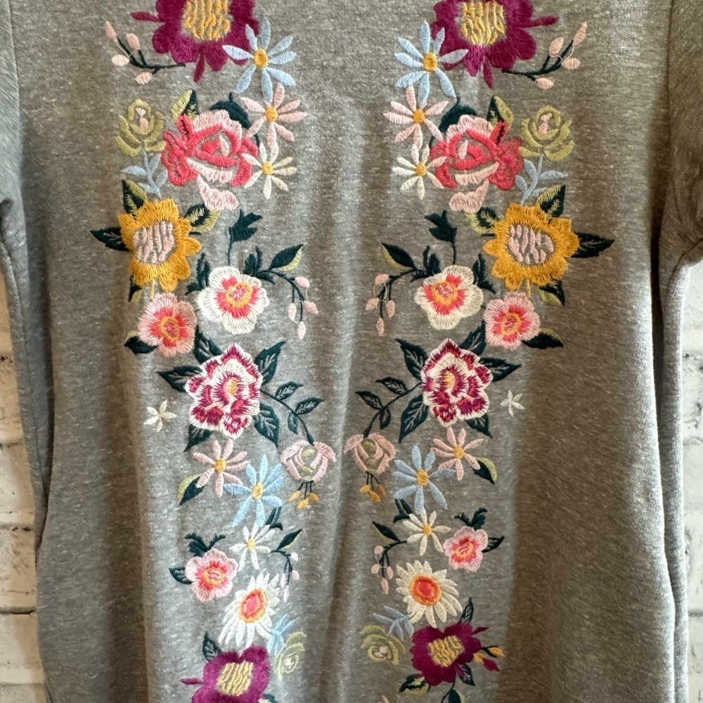 Women’s Umgee light gray embroidered floral short sleeve t-shirt dress pockets S - Picture 2 of 5